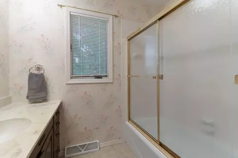 Bath - 1420 Westview Dr, Normal, IL 61761 photo 4 of 5