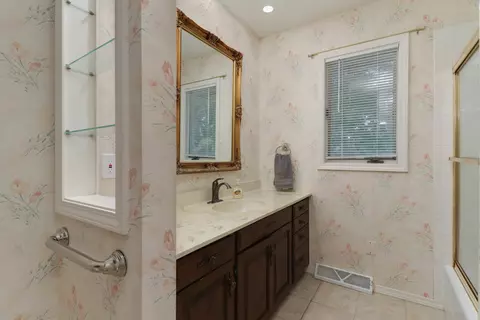 Bath - 1420 Westview Dr, Normal, IL 61761 photo 3 of 5