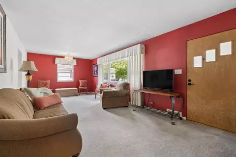 Living - 1041 E 8th St, Lockport, IL 60441 photo 2 of 3