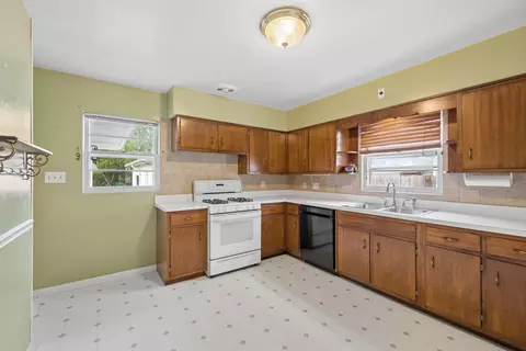 Kitchen - 1041 E 8th St, Lockport, IL 60441 photo 2 of 2