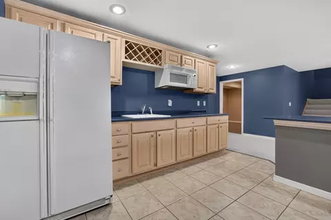 Kitchen - 41 Pebblebrook Ct, Bloomington, IL 61705 photo 5 of 5