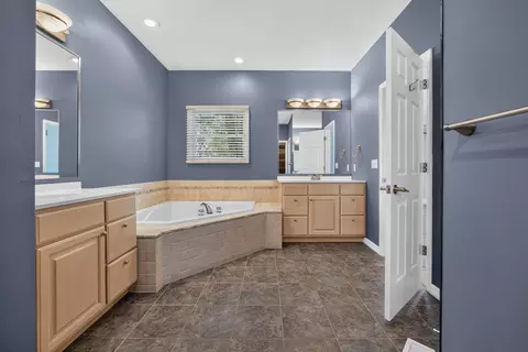 Bath - 41 Pebblebrook Ct, Bloomington, IL 61705 photo 2 of 5