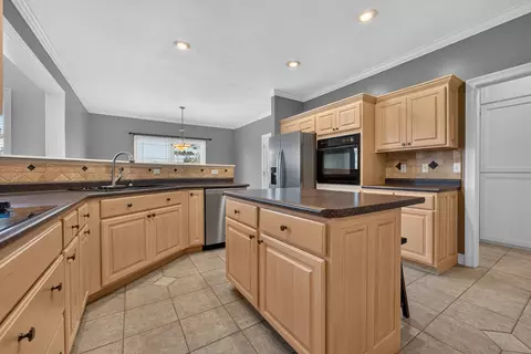 Kitchen - 41 Pebblebrook Ct, Bloomington, IL 61705 photo 4 of 5