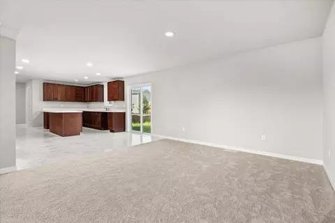 Living - 828 Blackhawk Dr, Braidwood, IL 60408 photo 2 of 6