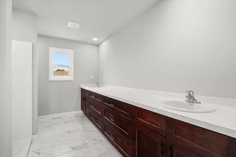 Bath - 828 Blackhawk Dr, Braidwood, IL 60408 photo 3 of 4