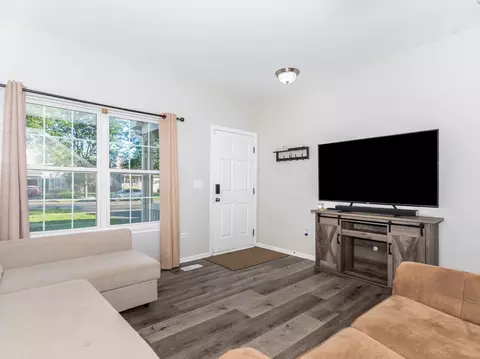 Living - 3217 Hoffman St, Plano, IL 60545 photo 2 of 3