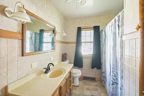 Bath - 2304 Plum St, Peru, IL 61354 photo 1 of 1