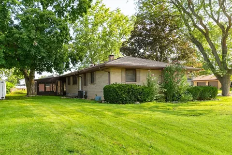 Exterior - 2304 Plum St, Peru, IL 61354 photo 8 of 9