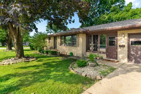 Exterior - 2304 Plum St, Peru, IL 61354 photo 2 of 9