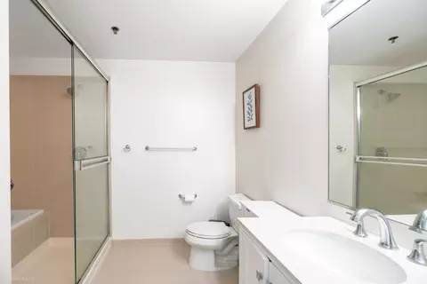 Bath - 701 S Wells St #2605, Chicago, IL 60607 photo 2 of 3