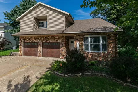 1122 W 59th St, Davenport, IA 52806