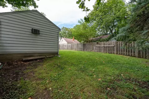 Exterior - 938 53rd St, Moline, IL 61265 photo 5 of 6