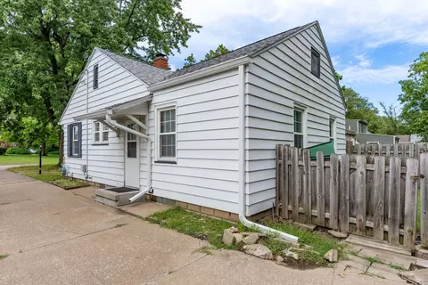 Exterior - 938 53rd St, Moline, IL 61265 photo 2 of 6
