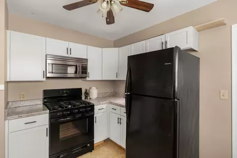 Kitchen - 938 53rd St, Moline, IL 61265 photo 2 of 3
