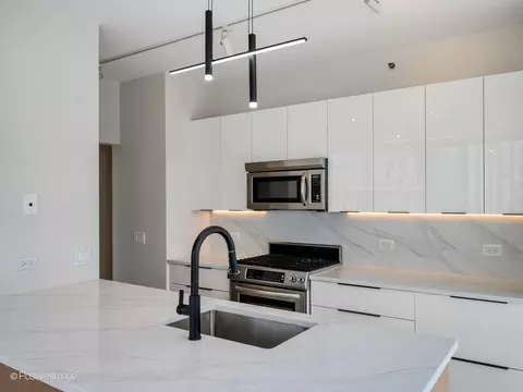 Kitchen - 8 E Randolph St #2105, Chicago, IL 60601 photo 2 of 4