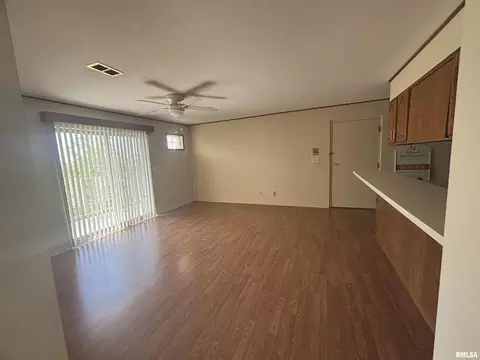 Living - 920 17th St #28, Moline, IL 61265 photo 5 of 6
