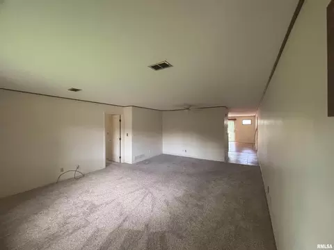 Living - 920 17th St #28, Moline, IL 61265 photo 4 of 6