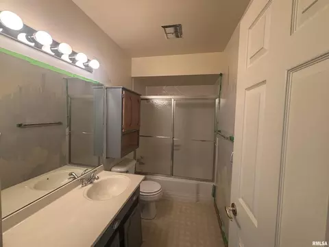 Bath - 920 17th St #28, Moline, IL 61265 photo 2 of 3