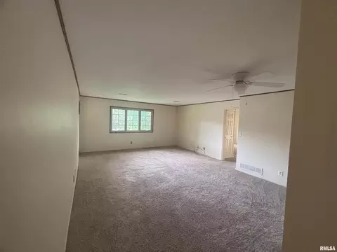 Living - 920 17th St #28, Moline, IL 61265 photo 2 of 6