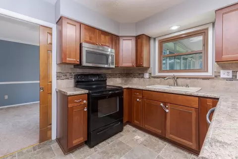 Kitchen - 34 Chiswick Cir, Bloomington, IL 61704 photo 2 of 4