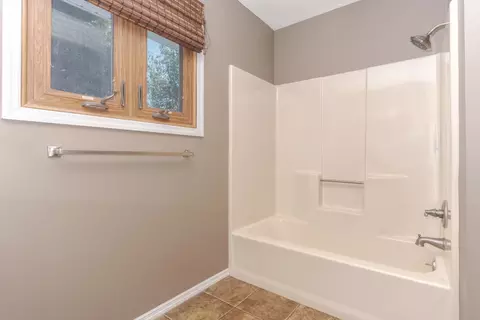 Bath - 34 Chiswick Cir, Bloomington, IL 61704 photo 3 of 4