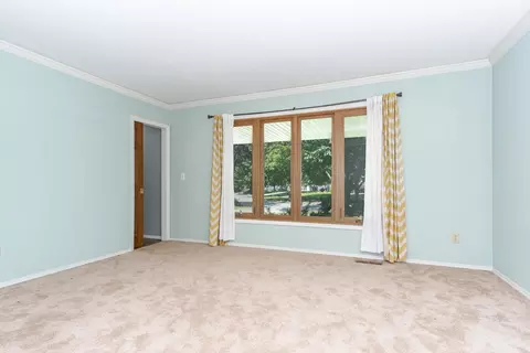 Living - 34 Chiswick Cir, Bloomington, IL 61704 photo 3 of 7