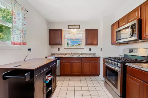 Kitchen - 7751 Massasoit Ave, Burbank, IL 60459 photo 2 of 2