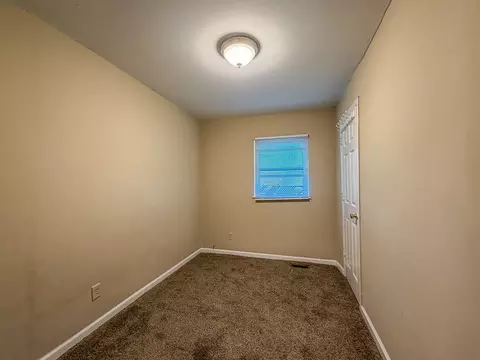 Bedroom - 910 Maplepark Dr, Champaign, IL 61821 photo 2 of 5