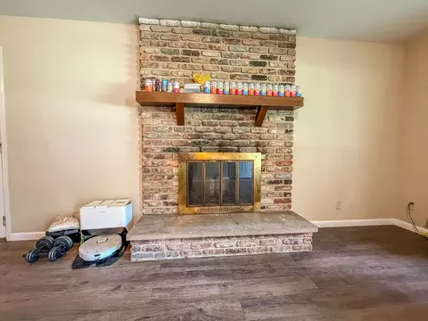 Living - 910 Maplepark Dr, Champaign, IL 61821 photo 3 of 4