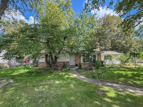 Exterior - 910 Maplepark Dr, Champaign, IL 61821 photo 2 of 7