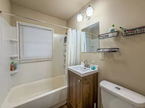 Bath - 910 Maplepark Dr, Champaign, IL 61821 photo 1 of 1