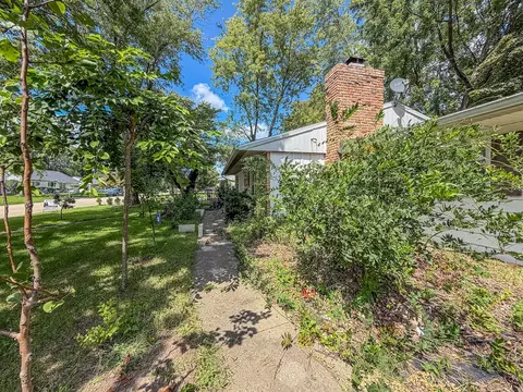 Exterior - 910 Maplepark Dr, Champaign, IL 61821 photo 7 of 7