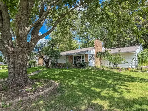 Exterior - 910 Maplepark Dr, Champaign, IL 61821 photo 3 of 7