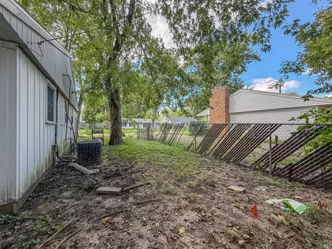 Exterior - 910 Maplepark Dr, Champaign, IL 61821 photo 6 of 7
