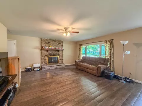 Living - 910 Maplepark Dr, Champaign, IL 61821 photo 2 of 4