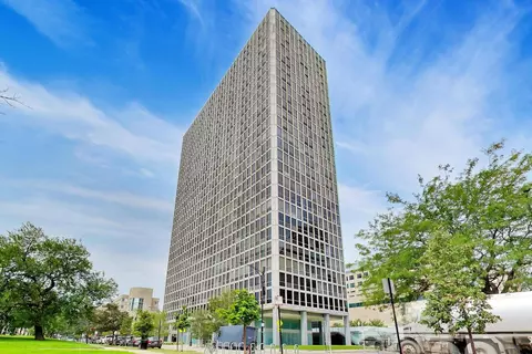 330 W Diversey Pkwy #902-04, Chicago, IL 60657