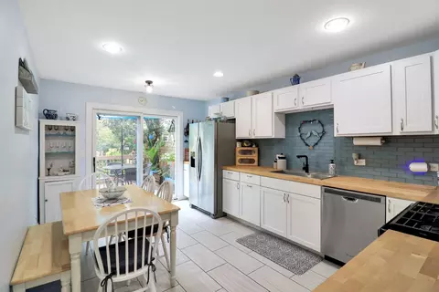 Kitchen - 74 Silver Tree Cir, Cary, IL 60013 photo 3 of 4