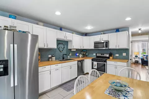 Kitchen - 74 Silver Tree Cir, Cary, IL 60013 photo 4 of 4