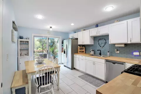 Kitchen - 74 Silver Tree Cir, Cary, IL 60013 photo 1 of 4