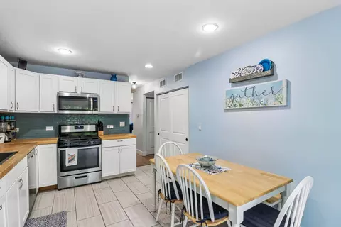 Kitchen - 74 Silver Tree Cir, Cary, IL 60013 photo 2 of 4