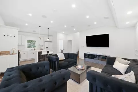 Living - 849 E Red Oak St, Addison, IL 60101 photo 1 of 1