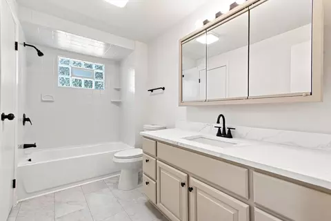 Bath - 5184 Deerpath Rd, Oak Forest, IL 60452 photo 1 of 2