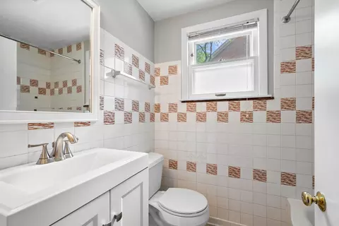 Bath - 9120 E Prairie Rd, Evanston, IL 60203 photo 2 of 2