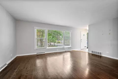 Living - 9120 E Prairie Rd, Evanston, IL 60203 photo 3 of 4