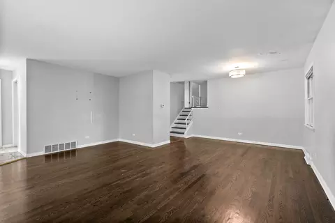 Living - 9120 E Prairie Rd, Evanston, IL 60203 photo 2 of 4