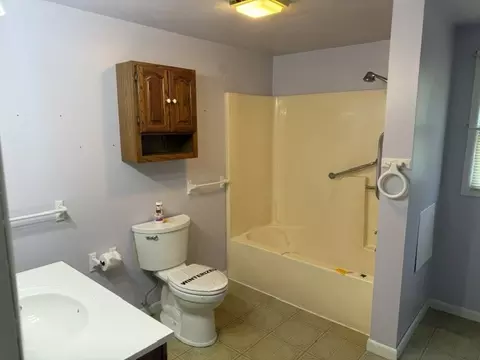 Bath - 806 E Mckinley St, Marion, IL 62959 photo 1 of 1