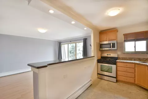 Kitchen - 575 Fairway View Dr #3H, Wheeling, IL 60090 photo 3 of 3