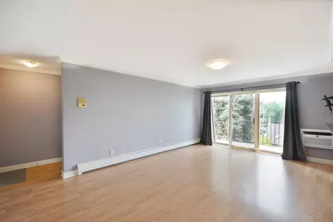 Living - 575 Fairway View Dr #3H, Wheeling, IL 60090 photo 2 of 4