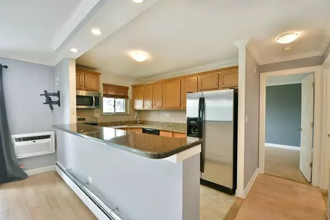 Kitchen - 575 Fairway View Dr #3H, Wheeling, IL 60090 photo 1 of 3