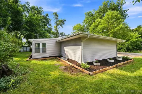 Exterior - 557 Willard Ave, Elgin, IL 60120 photo 5 of 5